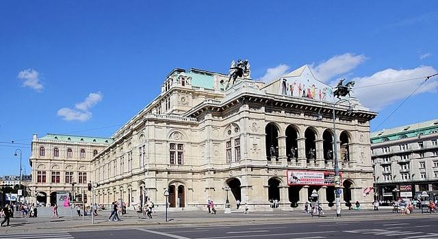 Undorító bűz volt a bécsi operaházban, több néző kimenekült az előadásról