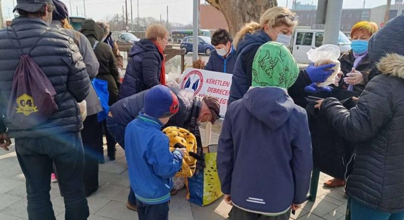 Akiknek elfelejtettek szólni a ‘gondoskodó’ városban – 150 vendég a debreceni civilek ételosztásán