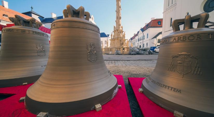 Elkészültek a veszprémi Szent Mihály Főszékesegyház új harangjai, hazatért az „Öreg Mihály” is