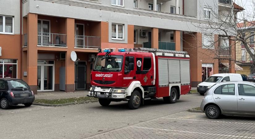 Mi történhetett? Egy hajdúszoboszlói társasházhoz vonultak a tűzoltók - fotókkal