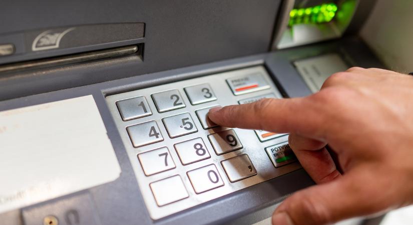 Csúnyán átverte a bankautomata a magyar nyugdíjast