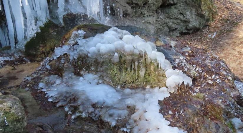 Óriási jégcsapok – A legcsodálatosabb fagyvarázslatra találtunk rá a bakonyi vízesésnél (képgaléria)