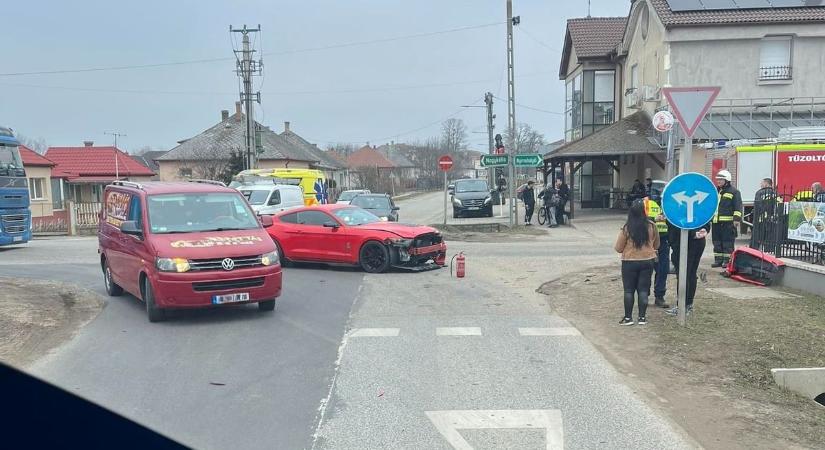 Elszabadultak a lóerők: luxusautó tört össze, hatóságok már a helyszínen