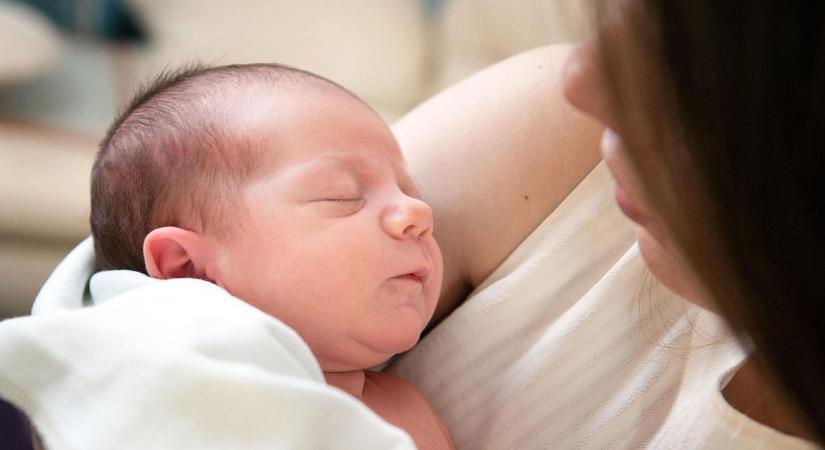 Életkortól függ majd, mikortól nem kell szja-t fizetniük a kétgyermekes anyákban