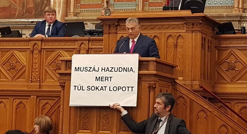 Szembesítették Orbán Viktort a 18 évvel ezelőtti szavaival a parlamentben