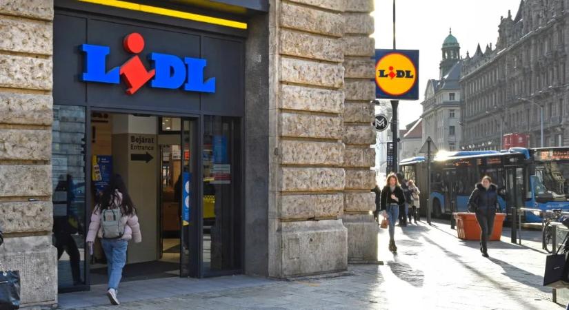 Azonnal kiürítették a Lidl üzletét, majd elszállították a holttestet