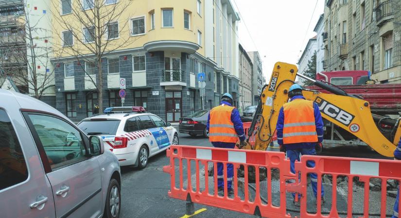 Útszűkület, útlezárás, forgalomelterelés és parkolási korlátozás – erre számíthat, aki a Dózsa György út fele veszi az irányt