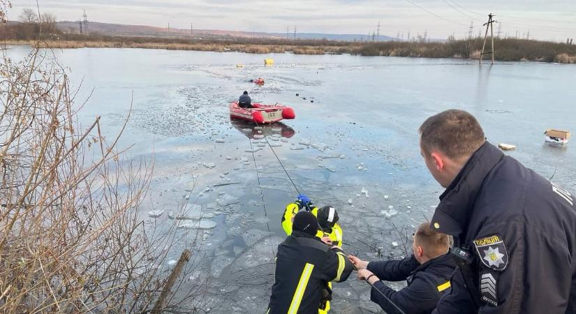 A huszti rendőrök kimentettek egy férfit, aki alatt beszakadt a jég