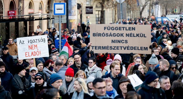 Politikailag semlegesnek lett meghirdetve, mégis üzentek a hatalomnak a bírói tüntetésen