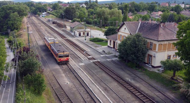 Kormánypárti és ellenzéki polgármesterek közös erővel gyógyítanák be a magyar vasút történelmi sebét