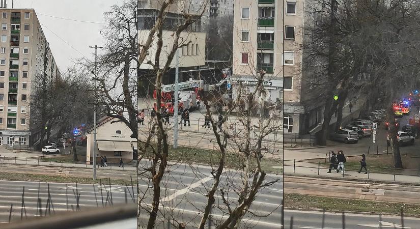 Ezért vonultak ki a debreceni tűzoltók egy belvárosi társasházhoz – videóval