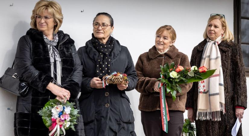 Színészekkel tisztelegtek Jászai Mari születésének 175. évfordulóján fotók