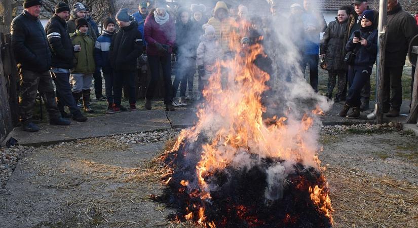 Nemcsak a gyomornak, a léleknek is áldoztak a jászkiséri disznóvágáson – videóval, galériával