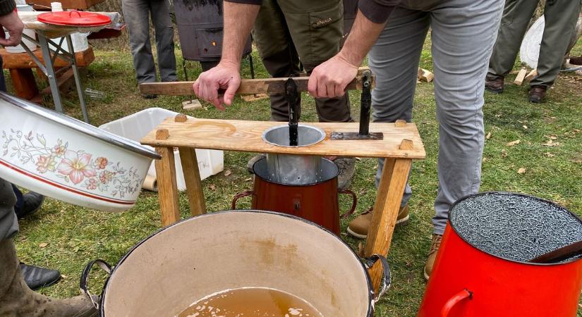 A régi a menő: az óriási krumplinyomónál is tutibb az óriási töpörtyűprés (videó)