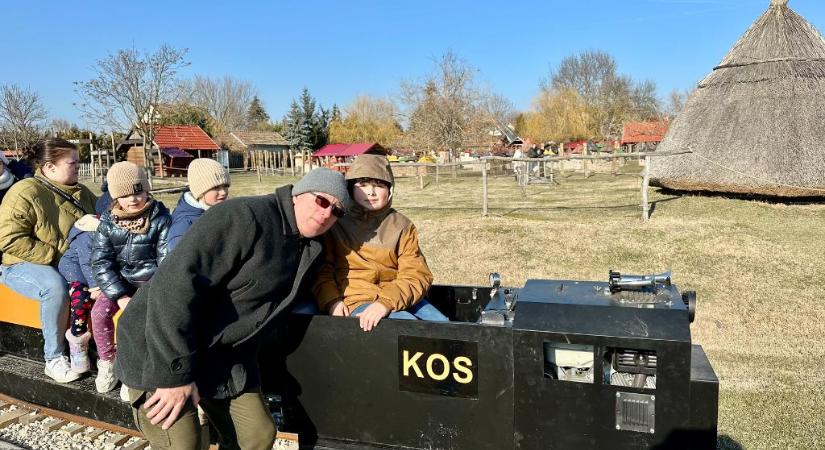 Jön a vonat, megy a vonat a Dinnyési Várparkban