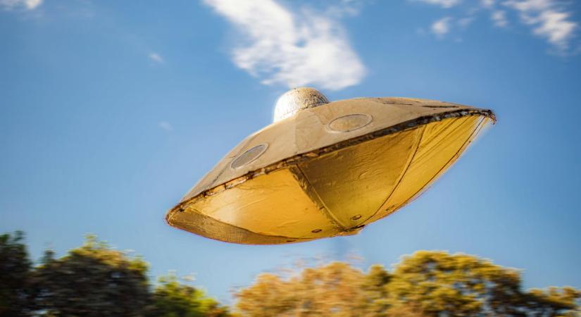 A pilóta köpni-nyelni nem tudott: UFO repült el fényes nappal egy repülőgép szárnyaitól 3 méterre