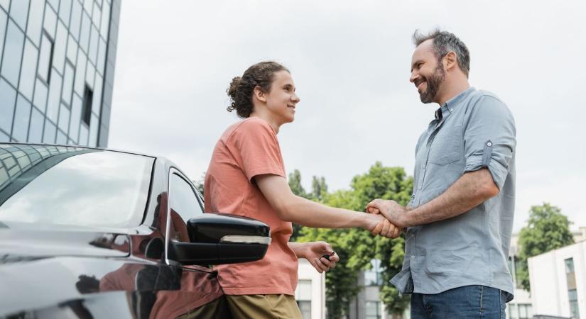 Elsikkasztotta saját gyermeke autóját a győri apa