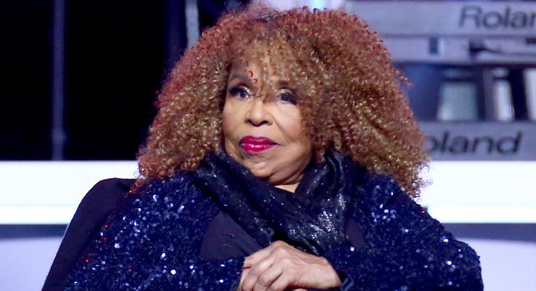 Meghalt Roberta Flack