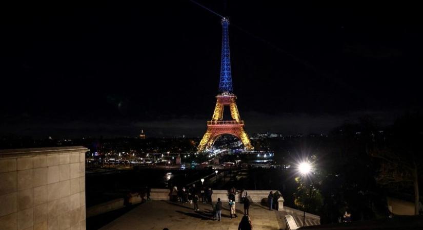 Különleges kivilágítást kapott az Eiffel-torony a háború harmadik évfordulóján  videó