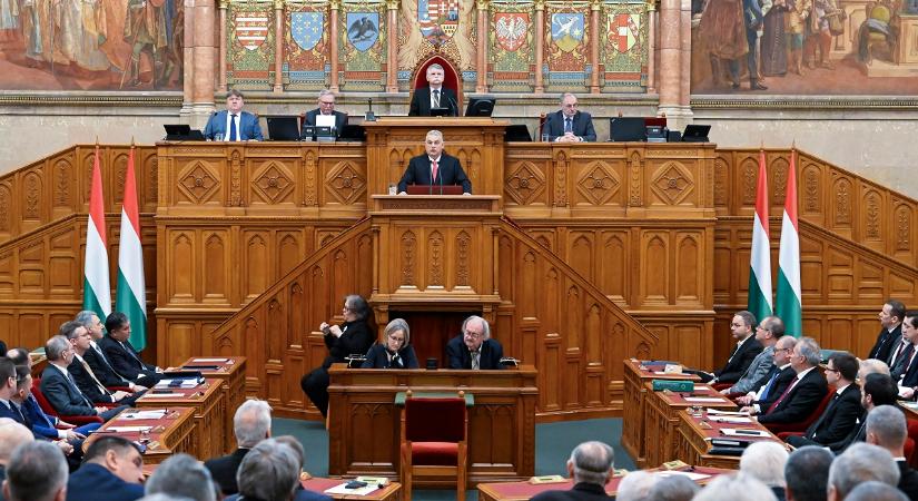 Alatörvényben rögzítik, hogy Magyarországon csak férfiak és nők élnek