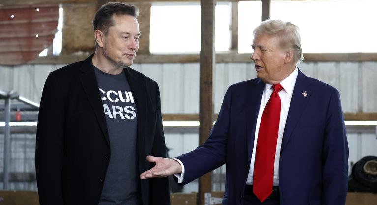 Meglepi a washingtoni kormányhivatalban: videón, ahogy Trump csókolgatja Elon Musk lábát