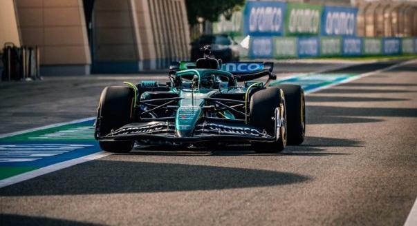 Debütált a Mercedes, autók a pályán – hétfői F1-es hírek