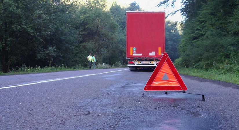 Műszaki hibás kamion vesztegel a 38-as főúton