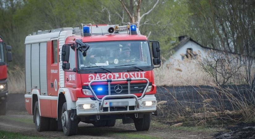 Drámai baleset és tűzesetek Hevesben: ütközés a főúton, lángolt a nádas és a száraz fű