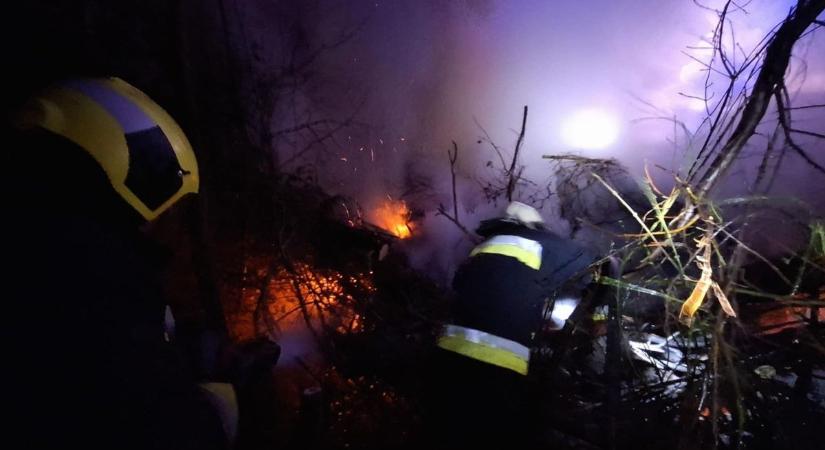 Zöldhulladék lerakó gyulladt ki Nemeskocson, öt órán keresztül harcoltak a lángokkal a tűzoltók