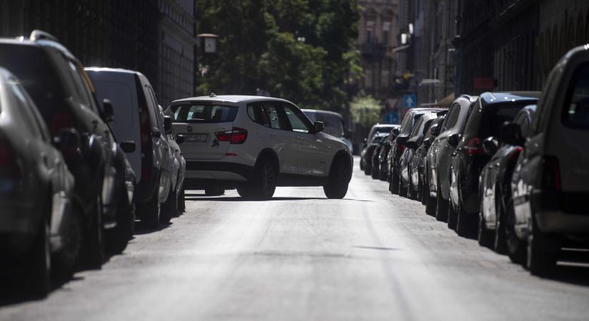 Önvezető kocsiktól rettegnek a pécsiek – videó