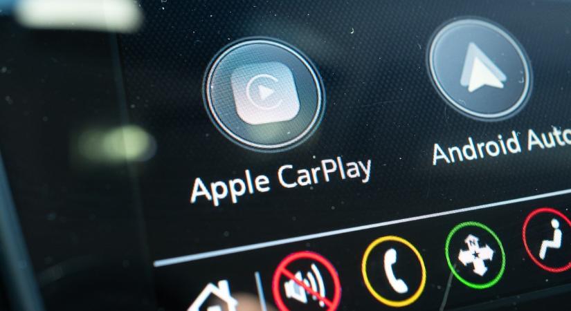 Itt a gyógyír az Android Auto csatlakozási problémáira – Az Apple CarPlay egyik nagy hibáját is javították