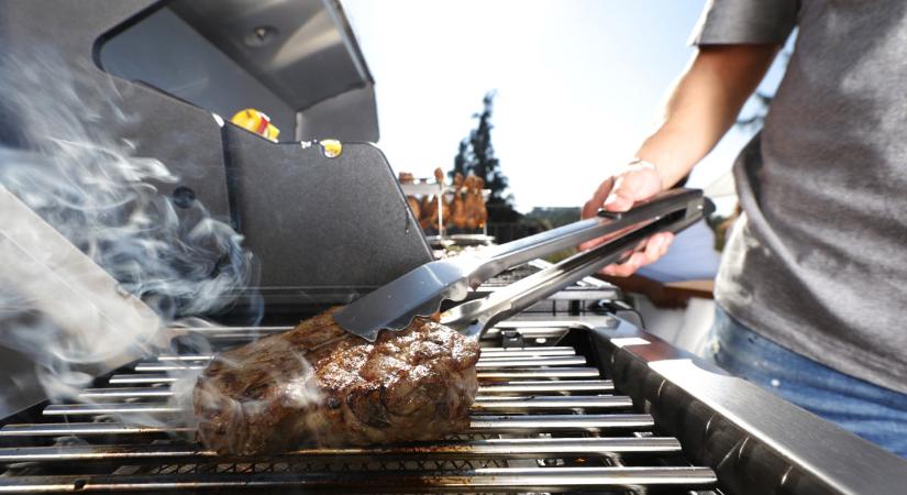 Gázgrillen sem kell lemondanod a füstös aromákról