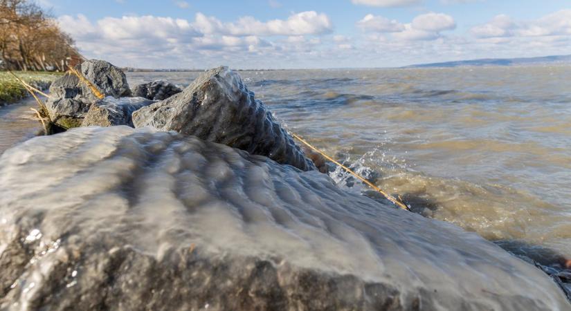 A Balaton jobban meg tudta tartani a napsütés energiáját, ezért nem fagyott be