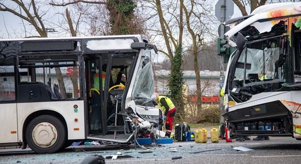 Frontálisan ütközött két busz Németországban