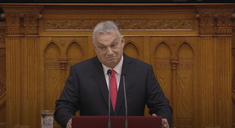 Hadházy megzavarta Orbán parlamenti beszédét saját, 2007-es szavainak lejátszásával