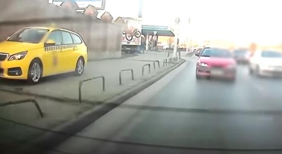 Ennek a budapesti taxisnak a járda a negyedik sáv a Könyves Kálmán körúton – videó