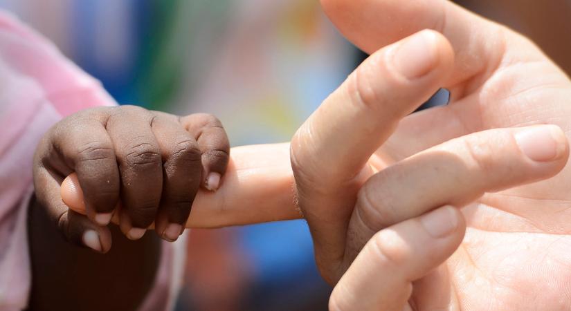 Fekete babát szült egy fehér nő, perli a spermabankot