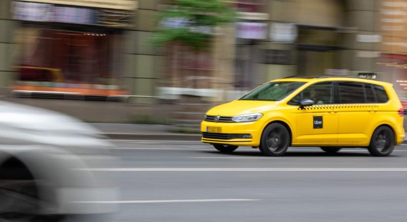 Veszett ámokfutást rendezett egy taxis Budapesten  videó