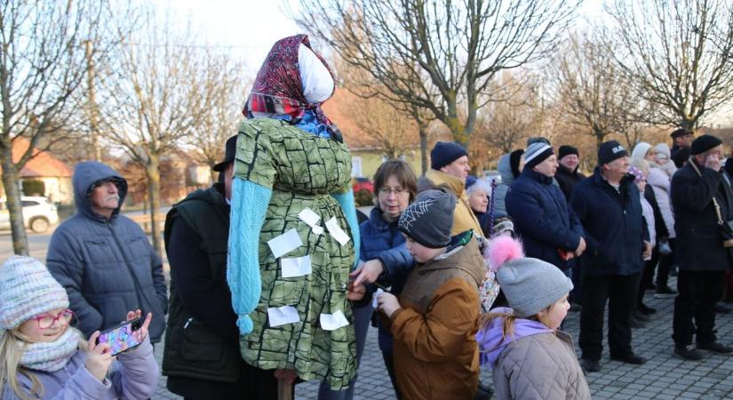 Boszorkánytánccal, kiszebáb égetéssel búcsúztatták a telet