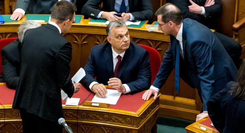 Orbán 7,2 milliót, Varga Mihály 7,8 milliót fog keresni havonta