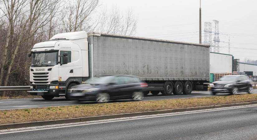 Kamion okozott hatalmas dugót Győr határában