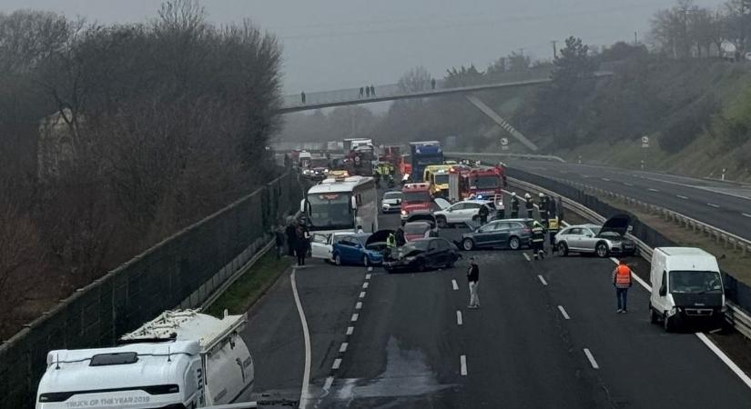 Egy éve történt a tragikus tömegbaleset az M7-esen – tanulságok és emlékezés