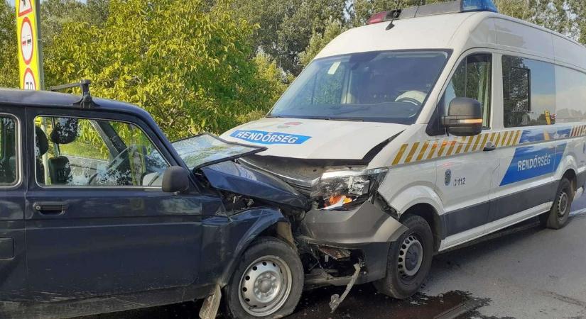 Fejszenyéllel ütötte a rendőrautót, majd el akarta ütni a járőröket egy férfi – videó