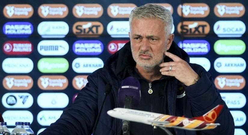 Hiába a botrány, kiállnak a majmozó José Mourinho mellett