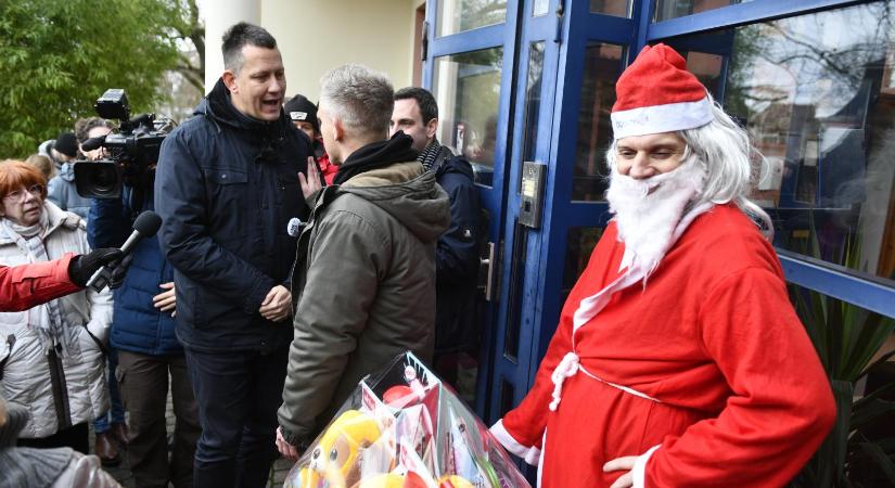 Magyar Péterék elhozták a gyermekotthonokba szánt karácsonyi ajándékokat az állami pincéből, mielőtt végleg lábuk kelt volna