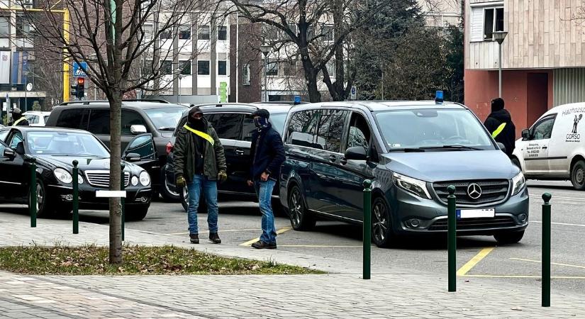 Lecsaptak a TEK kommandósai, bilincsbe verve vitték el egy Mercedes sofőrjét  videó