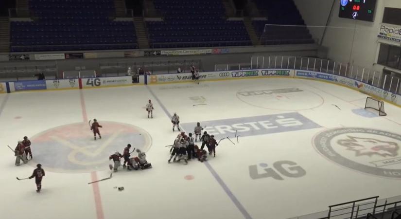 Az elborult szerb U14-es hokisok óriási bunyót robbantottak ki a Vasas elleni zakó után