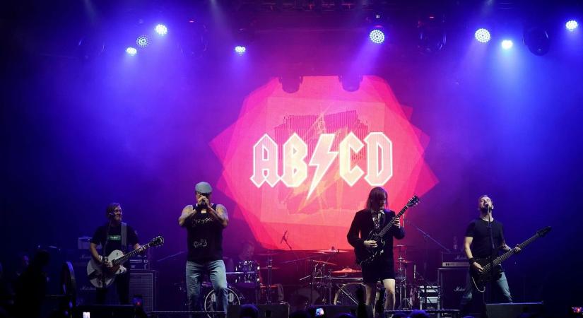 Egy színpadon Hobo és az AC/DC legnagyobb zenéi? Igen, Miskolcon ez történt! - videóval