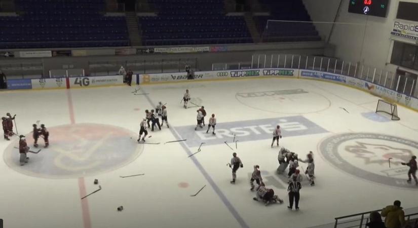 Magyar-szerb tömegverekedés tört ki a Vasas-Crvena Zvezda U14-es hokimeccsén (VIDEÓ)