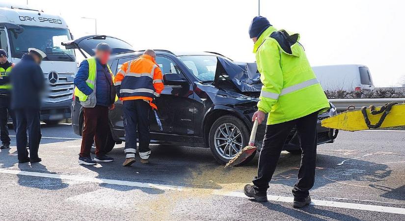 Ripityára tört egy autó, miután belehajtott a kamionba az M5-ösön – galériával